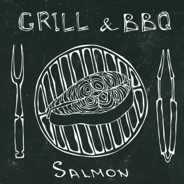 Siyah tebeşir tahtası arka plan. Çiğ somon Steak Barbekü Izgara çatal ve maşa. Yaz Barbekü. yemek, tatil yemekler, yemek tarifleri, deniz ürünleri Rehberi, menü. El çizimi çekilmiş. Savoyar Doodle stili.