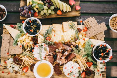 Peynirli kanepe yemek ve içki partisi.