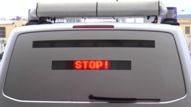 yanıp sönen ışıklar ve dur işareti kırmızı ile özel araba