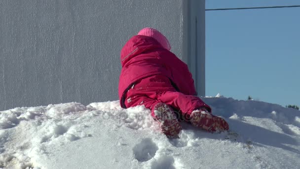 Liten flicka gillar att ha roligt i vinter — Stockvideo