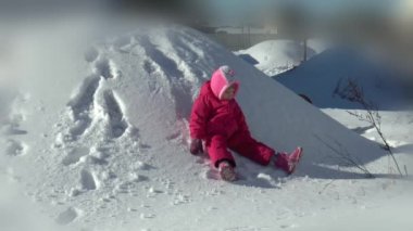 küçük kız kış aylarında eğlenmek seviyor