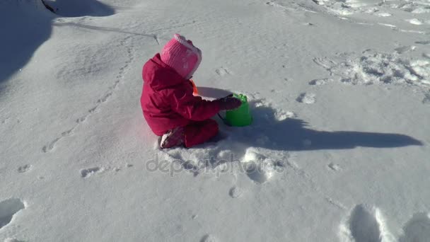 Little girl likes to have fun in winter — Stock Video