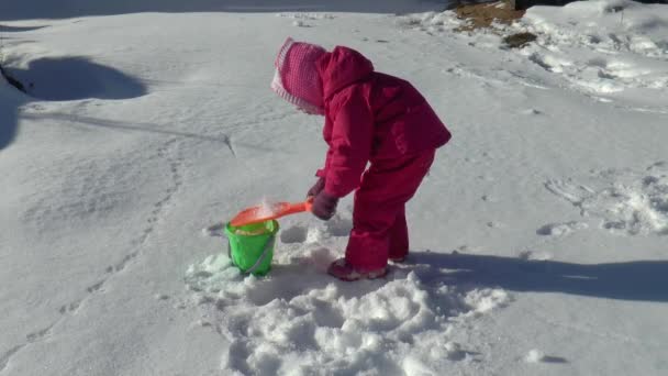 Niña le gusta divertirse en invierno — Vídeos de Stock