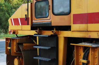 Yeni yol inşaat sitesinde çalışan yol silindiri yukarıda güzel gün batımı
