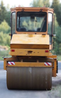 Yeni yol inşaat sitesinde çalışan yol silindiri yukarıda güzel gün batımı