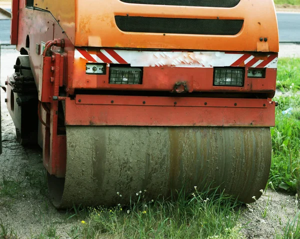 Yeni yol inşaat sitesinde çalışan yol silindiri yukarıda güzel gün batımı — Stok fotoğraf