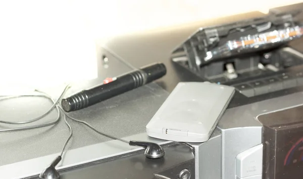 80 年代とヘッドフォンからの古いラジオ カセット テープ レコーダーはレトロなフロント、ミント グリーンの背景です。ビンテージ instagram スタイル フィルター写真 — ストック写真