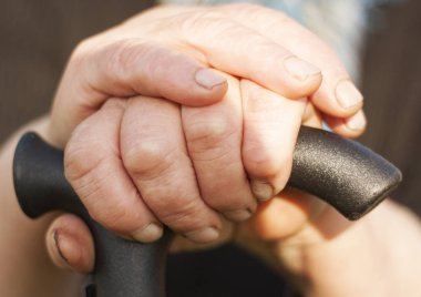 ahşap baston kıdemli kadının elleri closeup