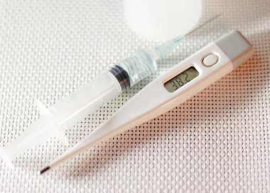 Cerrahi aletler, 3 ml plastik enjektör iğne ve ilaç tablet ilaç tepsi ile dijital termometre, tıp şişe,