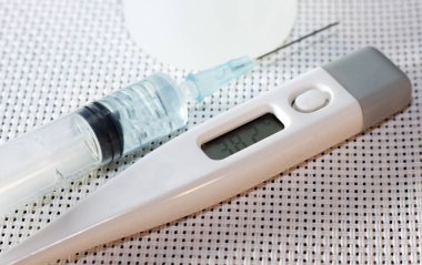 Cerrahi aletler, 3 ml plastik enjektör iğne ve ilaç tablet ilaç tepsi ile dijital termometre, tıp şişe,