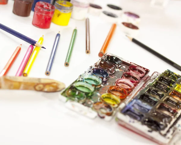Creion de culoare, vopsea, handmade la locul de muncă — Fotografie, imagine de stoc