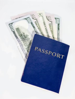 Beyaz arka plan mavi pasaportla dolar
