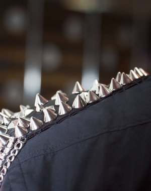 siyah ceket, metal sivri omuz, rock müzisyeni, yakın çekim