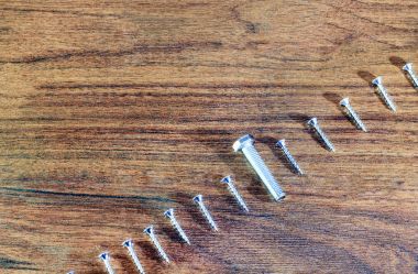 İş kavramı, bir grup gibi bir ahşap arka plan üzerindeki en az düzeydedir ve bir cıvata diğerleri gibi değil. Boyalı bir ampul, diğer herkes gibi insanlar ve onların potansiyel