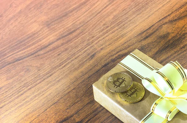Presentes. Bitcoins em uma caixa de presente estilo vintage em um fundo de madeira rústico — Fotografia de Stock