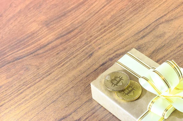 Cadouri. Bitcoins pe o cutie de cadou stil vintage pe un fundal rustic din lemn — Fotografie, imagine de stoc