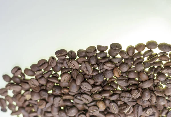 Kaffeebohnen auf grau-weißem Hintergrund. Nahaufnahme — Stockfoto