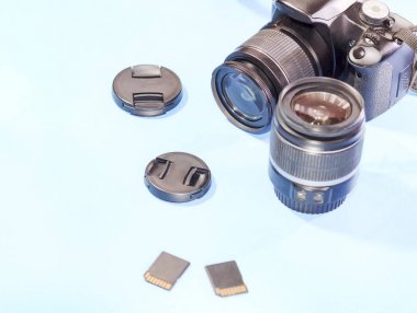 Fotoğraf makinesi, objektif, mavi arka plan, yakın çekim w üzerinde bellek sürücüsü