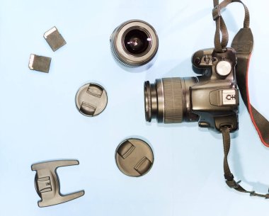 Fotoğraf makinesi, objektif, mavi arka plan, yakın çekim w üzerinde bellek sürücüsü