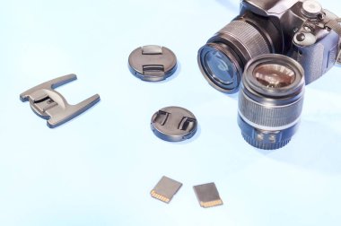 Fotoğraf makinesi, objektif, mavi arka plan, yakın çekim w üzerinde bellek sürücüsü