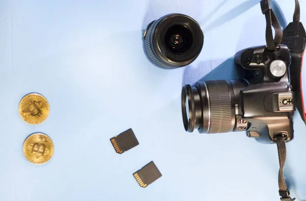 カメラ、レンズ、青の背景にメモリ ドライブ クローズ アップ — ストック写真