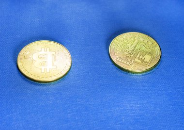 Bitcoin altın sikke olduğunu. Kripto para birimi kavramı. Arka plan mavi. yakın çekim