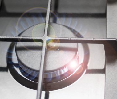 Gaz yakıcı bir gaz yakıtlı meşale içinde. yakın çekim