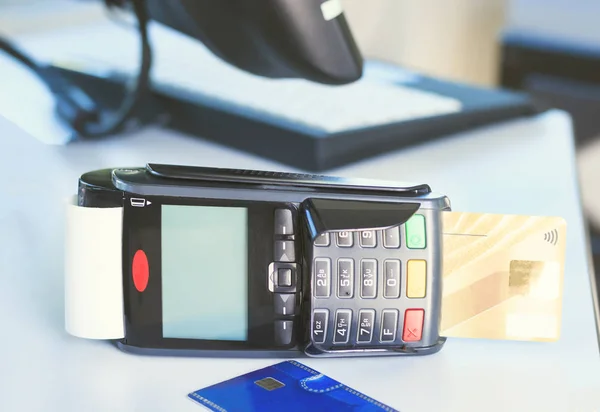 Main à l'aide d'un terminal de carte de crédit pour le paiement dans la salle à manger et le supermarché, calcul sur Internet — Photo