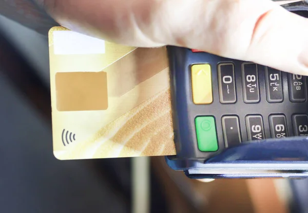 Main à l'aide d'un terminal de carte de crédit pour le paiement dans la salle à manger et le supermarché, calcul sur Internet — Photo