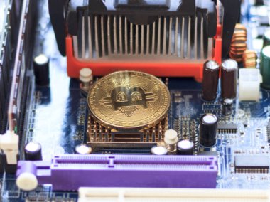 Yeni Kripto para birimi, bitcoin ve bilgisayar anakart, soğutucu