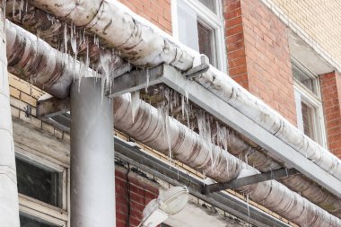 Kış, soğuk. Isıtma boruları, frosts ve patlama dayanamayıp