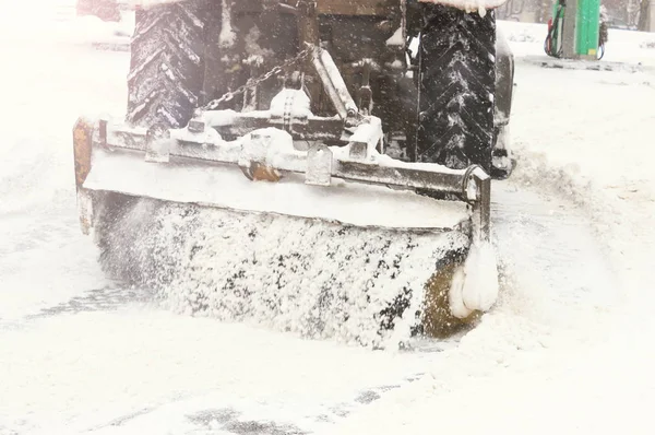 Зима, багато снігу. Трактор розчищає сніг . — стокове фото