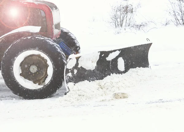 Зима, багато снігу. Трактор розчищає сніг . — стокове фото