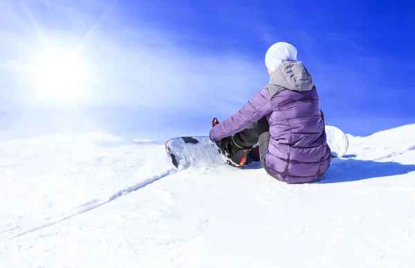 Un snowboarder pe pante într-o dimineață însorită. Dispozitiv de purtare — Fotografie, imagine de stoc