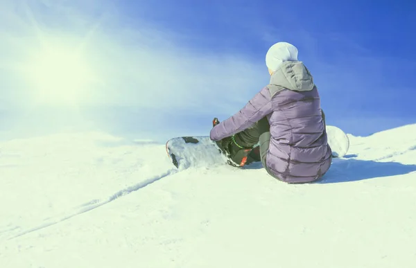 Un snowboarder pe pante într-o dimineață însorită. Dispozitiv de purtare — Fotografie, imagine de stoc
