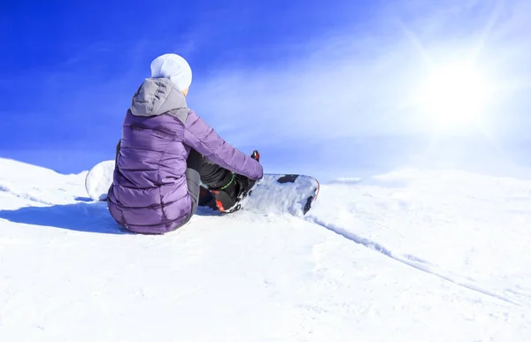 En snøbrettkjører i skråningen en solrik morgen. Bæringsinnretning – stockfoto