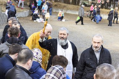 Minsk. Belarus. Kolodischi. 7 Nisan 2018. Paskalya kek kilise kutsama. Paskalya arifesi