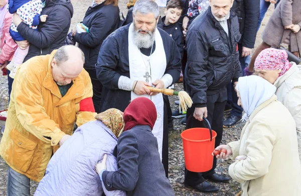 Minsk. Belarus. Kolodischi. 7 Nisan 2018. Paskalya kek kilise kutsama. Paskalya arifesi