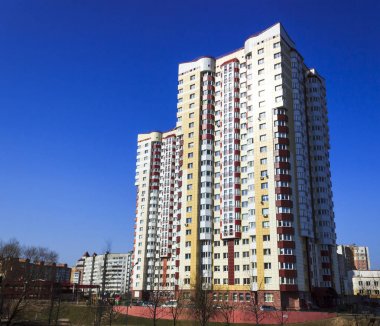 Bina, gökdelen. Beton ve cam oluşur. Açıkta vinç