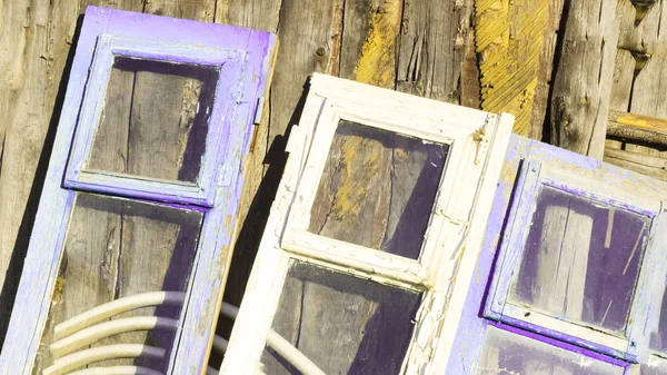 As janelas estão em cores diferentes em estilo retro. Fique perto da parede de madeira . — Fotografia de Stock