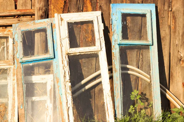 As janelas estão em cores diferentes em estilo retro. Fique perto da parede de madeira . — Fotografia de Stock
