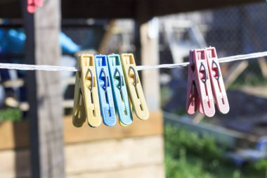 Clothespin sarı. Keten sakız asmak. Diğer clothespins bir boya renk vardır