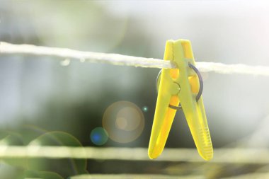 Clothespin sarı. Keten sakız asmak. Diğer clothespins bir boya renk vardır