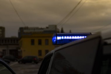 Gece vakti. mavi polis arabası seçici odaklı ve bulanık bokeh.