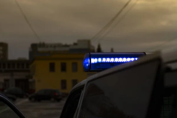 Di notte. auto della polizia blu con messa a fuoco selettiva e sfocatura bokeh . — Foto Stock