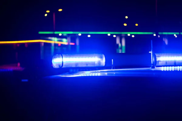 Nachts. blaues Polizeiauto mit selektivem Fokus und unscharfem Bokeh. — Stockfoto