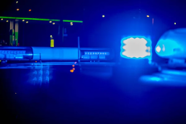 De noche. coche de policía azul con enfoque selectivo y borroso bokeh . — Foto de Stock