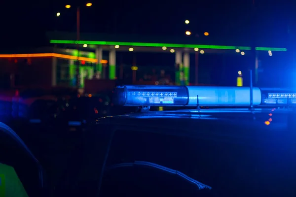 Noc. modré policejní auto s selektivním ostřením a rozmazání bokeh. — Stock fotografie