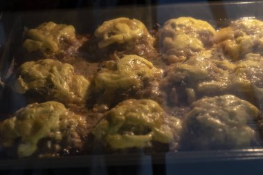 Evde fırında et pişirmek. - Kapı kapalı. Ufuk çizgisi dağılmış.