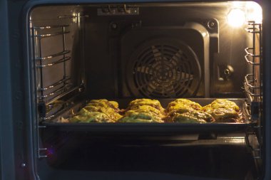 Evde fırında et pişirmek. - Kapı açık. Ufuk dağılmış..